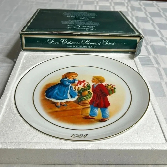 1984 AVON 9” PORCELINE 22 K  gold trim! EXCELLENT CONDITION. JOY OF GIVING - Picture 3 of 11